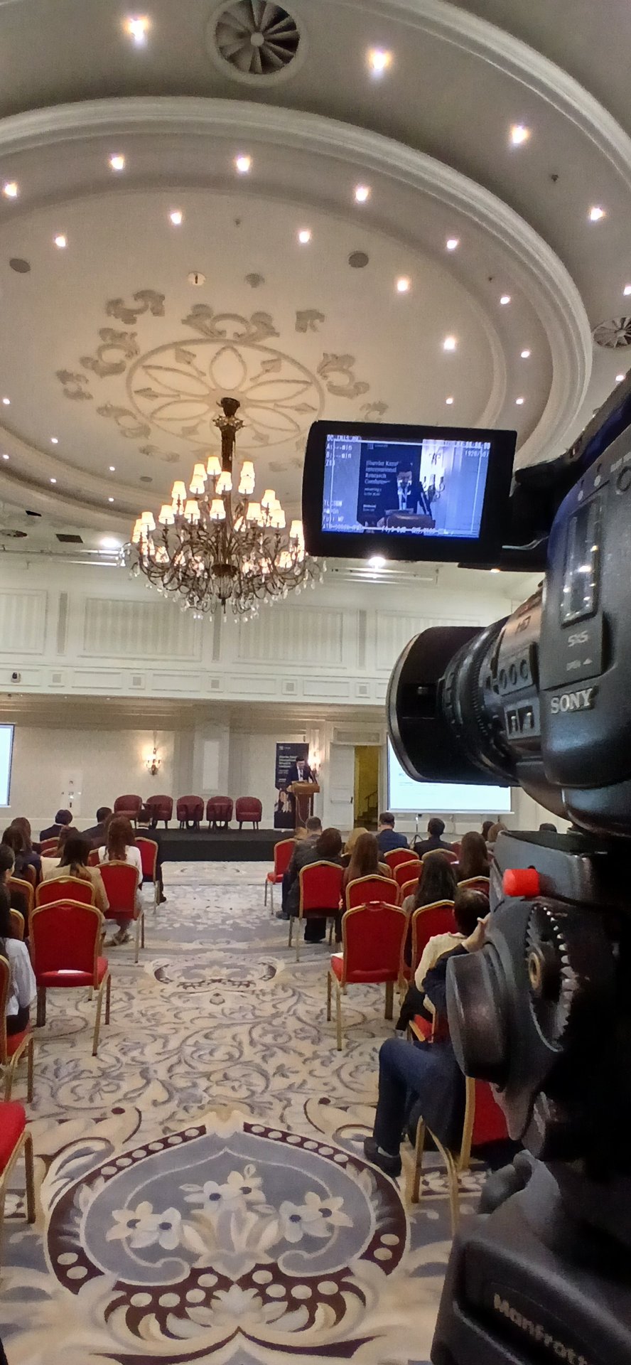 Зал конференции Elsevier в Rixos Almaty: аудитория, экран и трибуна